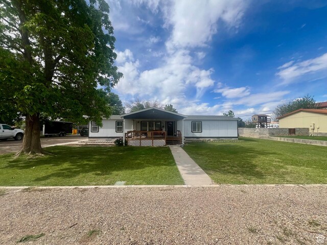 465 E Kings Ln, Green River, UT 84525 - view of front facade with a front lawn and a porch