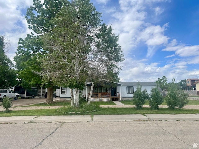 465 E Kings Ln, Green River, UT 84525 - view of front of house with a porch