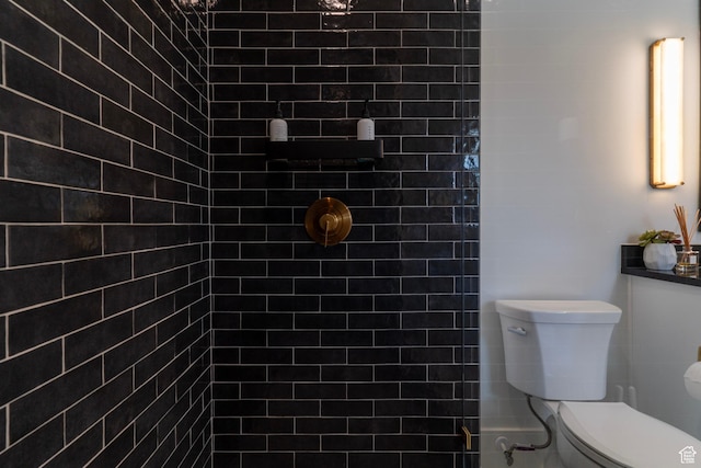 158 N State St, Salt Lake City, UT 84103 - full bath featuring tiled shower and toilet
