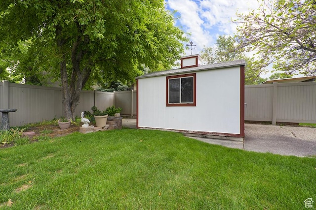 view of yard with an outdoor structure