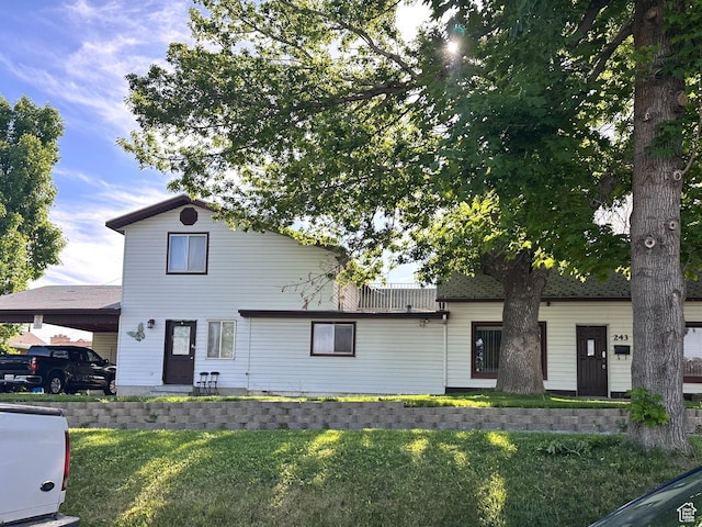 traditional home featuring a front lawn
