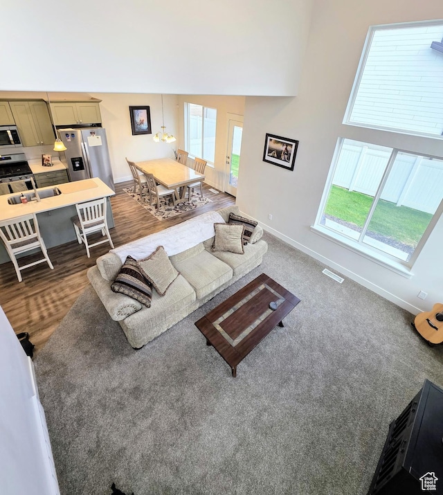 living area featuring healthy amount of natural light and baseboards