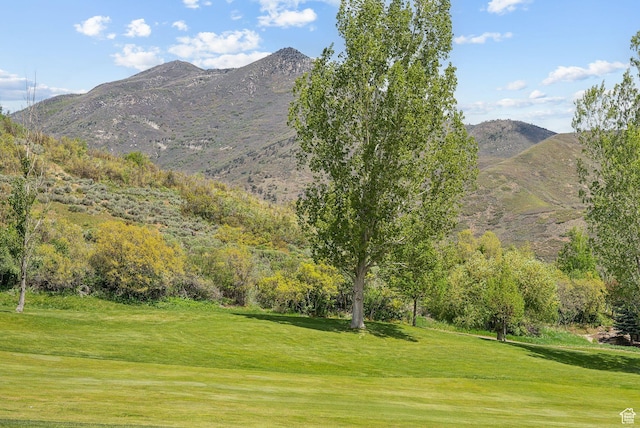 view of mountain backdrop featuring a local golf course