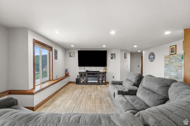 2521 W Ridgeline Rd, Stockton, UT 84071 - living room featuring light wood-style floors, baseboards, and recessed lighting