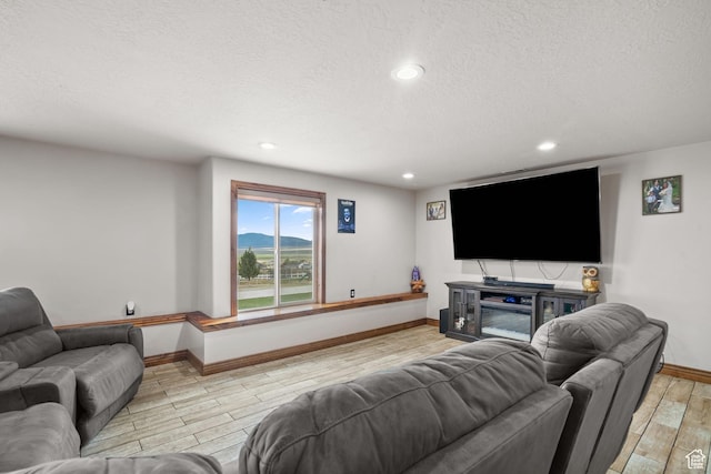 2521 W Ridgeline Rd, Stockton, UT 84071 - living area featuring light wood-style flooring, baseboards, recessed lighting, and a textured ceiling