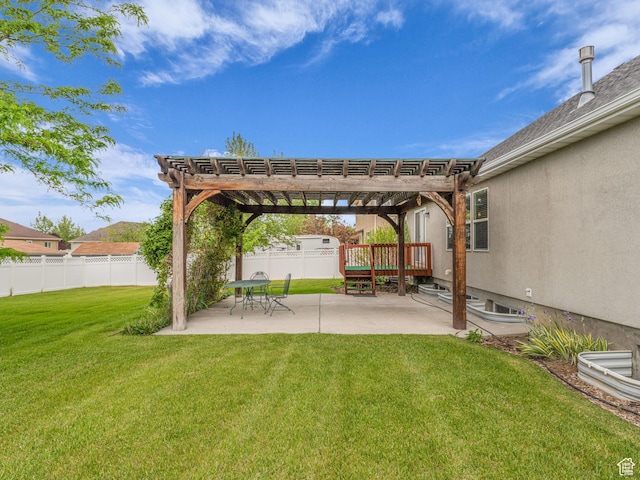 view of yard featuring a pergola and a patio area