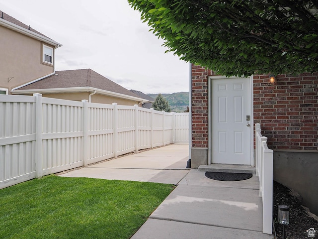 view of yard with a patio area