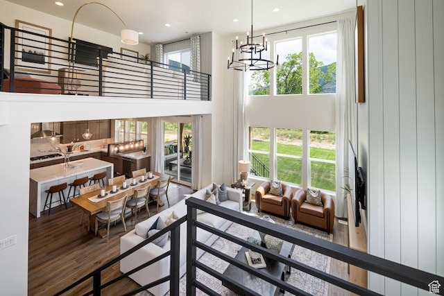 1015 W Sugar Maple Dr, Mapleton, UT 84664 - living area featuring wood finished floors, a chandelier, a towering ceiling, and recessed lighting