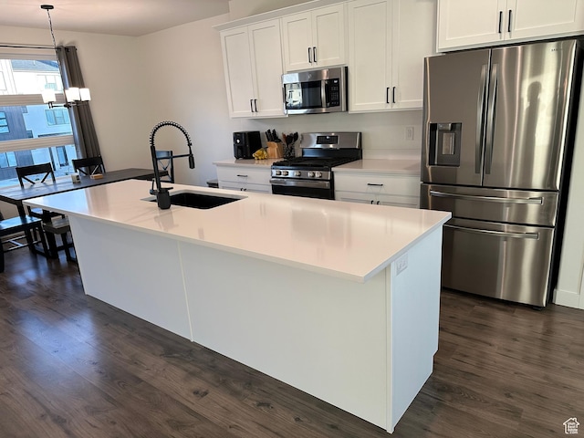 568 S 900 W, American Fork, UT 84003 - kitchen with stainless steel appliances, a sink, dark wood-style flooring, and a kitchen island with sink