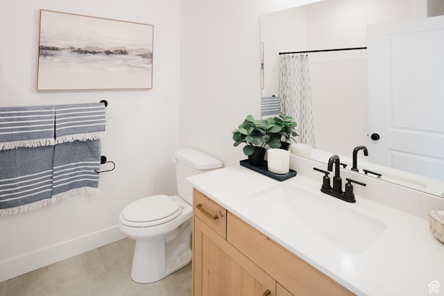 full bathroom featuring toilet, vanity, baseboards, and a shower with shower curtain