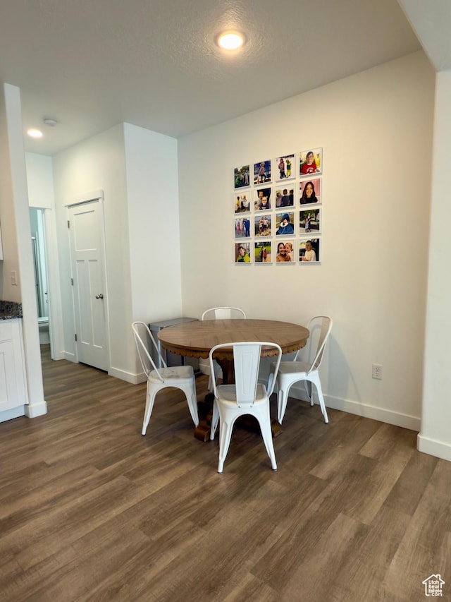 dining space with dark wood-style flooring, baseboards, and recessed lighting