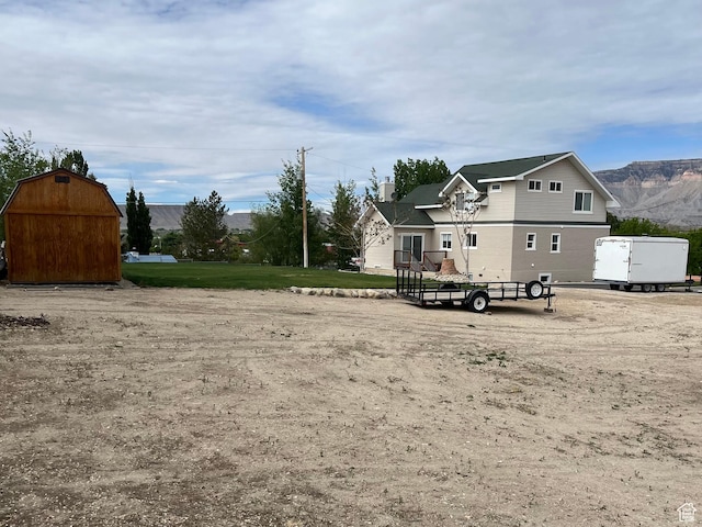 view of yard with an outbuilding and a mountain view