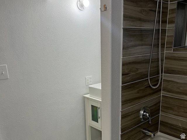 bathroom featuring shower / bath combination