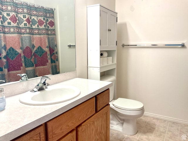 full bath featuring toilet, vanity, baseboards, and a shower with shower curtain