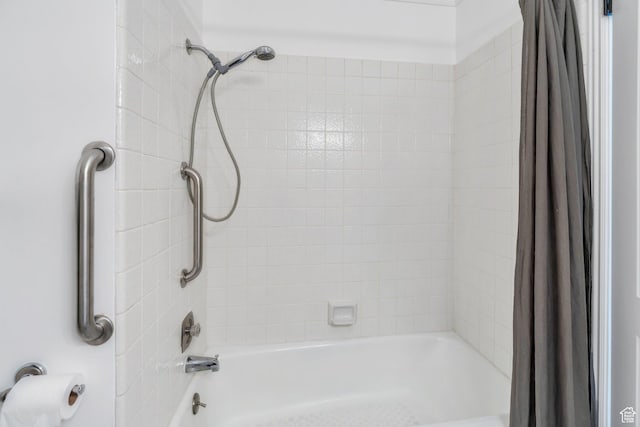 bathroom with shower / bath combo