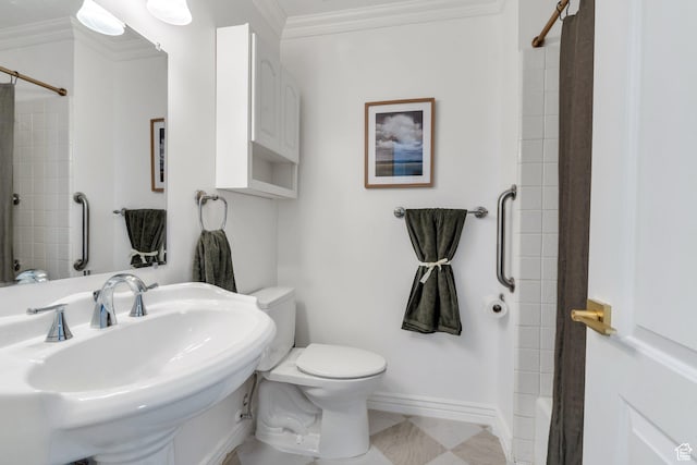 full bath featuring a sink, toilet, crown molding, baseboards, and shower / bath combination