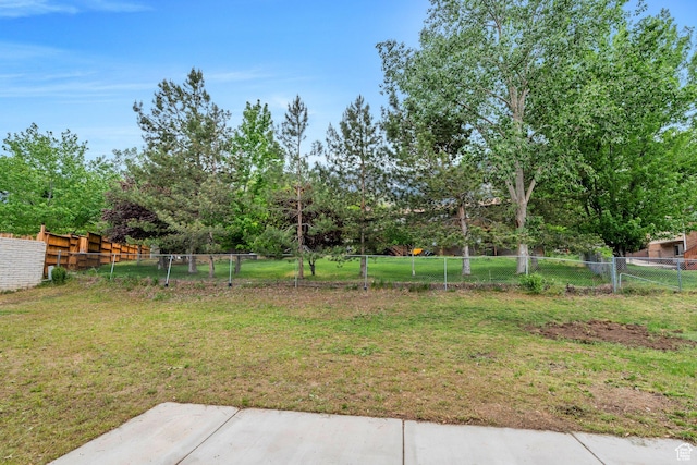 view of yard featuring view of scattered trees