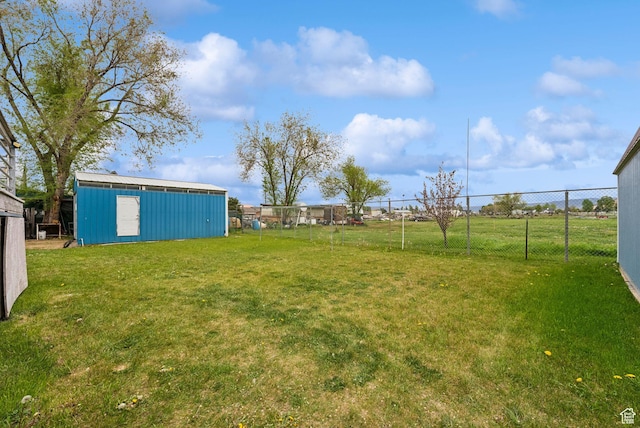 view of yard with an outbuilding