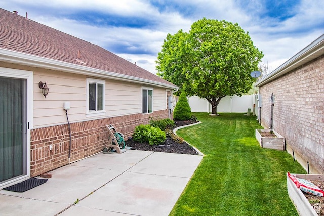 view of yard featuring a patio area