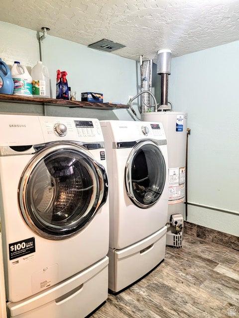 273 S 700 W, Parowan, UT 84761 - laundry area with light wood-style flooring, gas water heater, washing machine and clothes dryer, and a textured ceiling