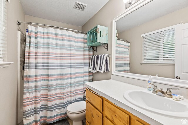 78 N Peach St E, Santaquin, UT 84655 - bathroom featuring vanity, toilet, a textured ceiling, and curtained shower