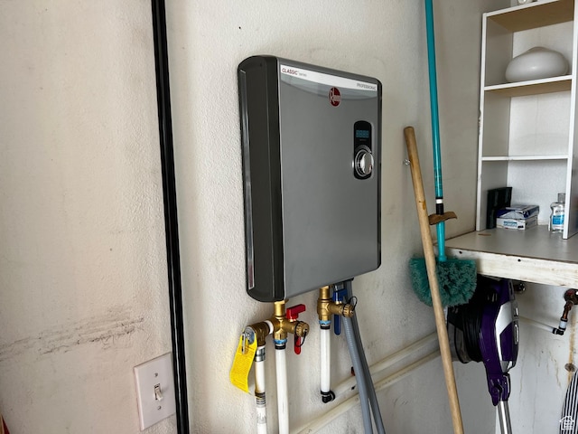 1150 W Red Hills Pkwy Unit 140, Washington, UT 84780 - utility room featuring water heater
