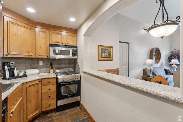 840 Bigler Ln Unit 3031, Midway, UT 84049 - kitchen with stainless steel appliances, stone tile flooring, backsplash, light countertops, and baseboards