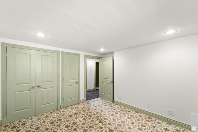 unfurnished bedroom featuring recessed lighting, baseboards, and a closet