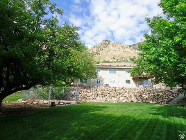 view of grassy yard featuring a mountain view