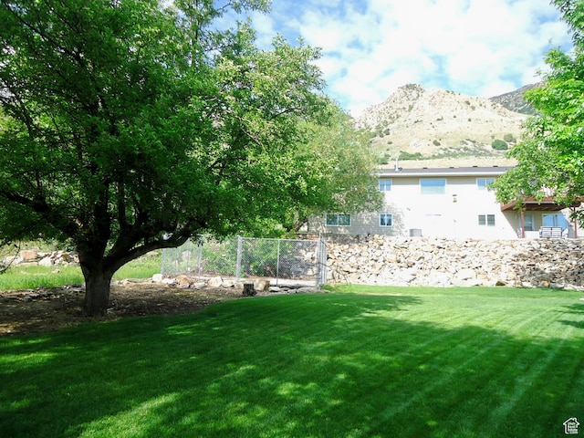 view of grassy yard featuring a mountain view