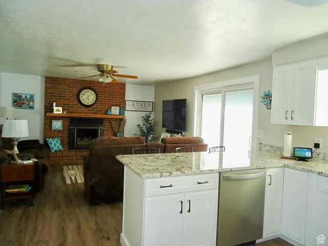 kitchen featuring dishwasher, open floor plan, a peninsula, ceiling fan, and dark wood finished floors