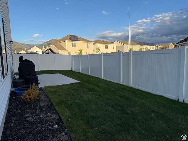 view of yard featuring a residential view and a patio area