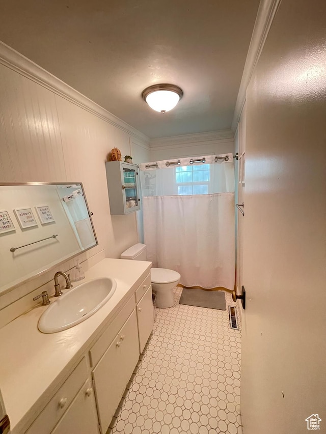 578 S 1500 W, Vernal, UT 84078 - full bath with toilet, vanity, curtained shower, and ornamental molding