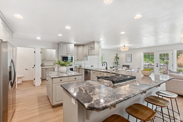 573 S Cherry Ln, Fruit Heights, UT 84037 - kitchen featuring appliances with stainless steel finishes, a sink, light wood finished floors, a center island, and recessed lighting