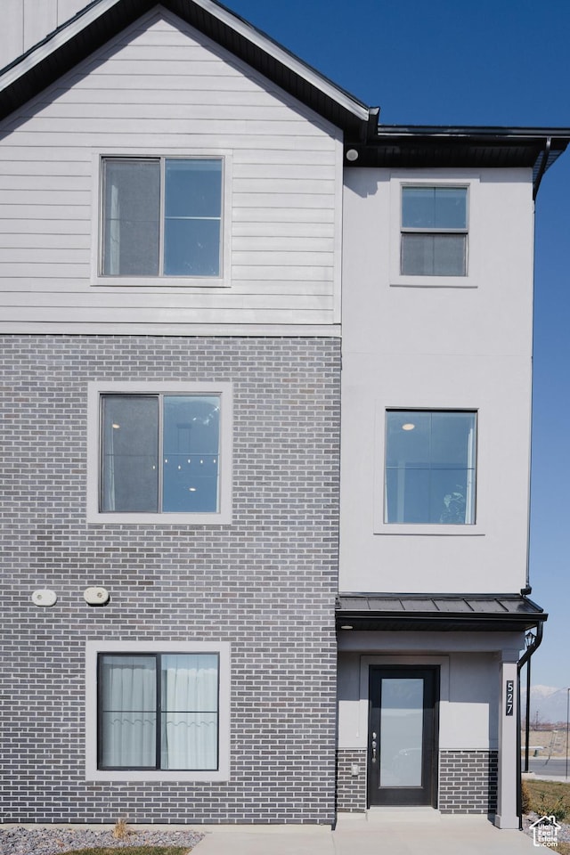 view of front facade