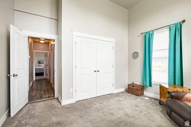 10352 S Sturgeon Dr W, South Jordan, UT 84009 - living area featuring carpet floors, baseboards, and a towering ceiling