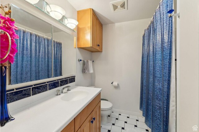 635 E Pioneer Ave S, Sandy, UT 84070 - full bathroom featuring toilet, baseboards, tasteful backsplash, vanity, and tile patterned floors
