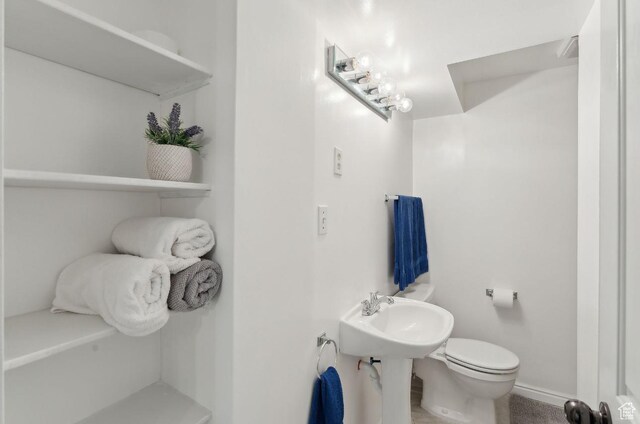 635 E Pioneer Ave S, Sandy, UT 84070 - half bath with toilet, baseboards, and a sink