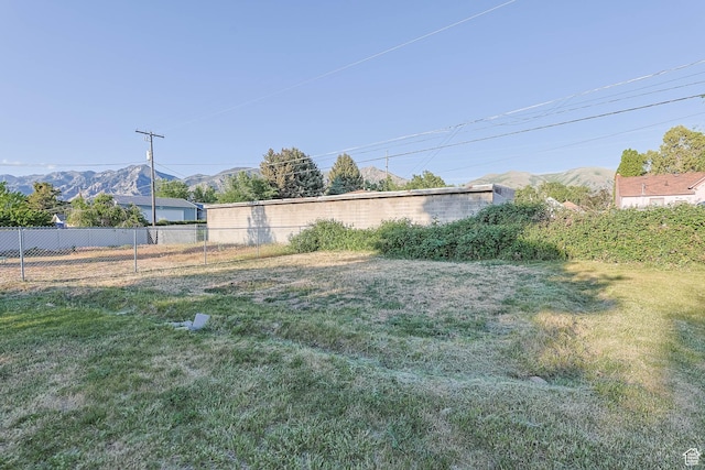 view of yard featuring a mountain view