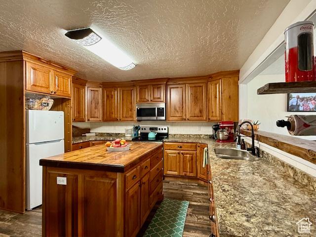 64 S 300 E, Preston, ID 83263 - kitchen with appliances with stainless steel finishes, wood counters, a sink, a kitchen island, and dark wood finished floors