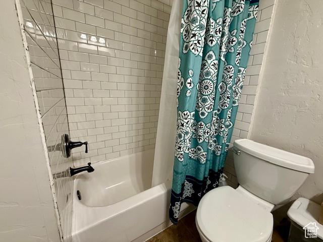 64 S 300 E, Preston, ID 83263 - bathroom featuring toilet and shower / bath combo