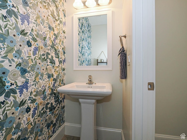 104 S Summer Breeze Ln W, Layton, UT 84041 - bathroom featuring baseboards
