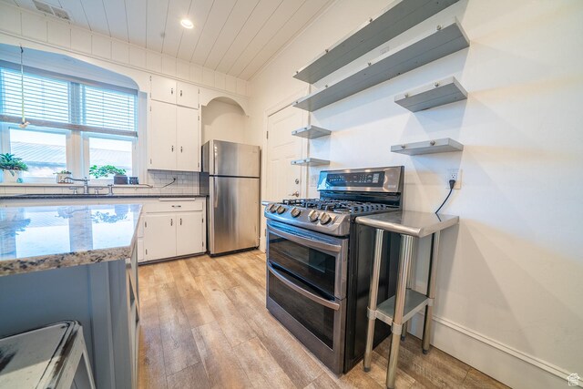 59 E 300 N, Ephraim, UT 84627 - kitchen featuring appliances with stainless steel finishes, open shelves, light wood-style flooring, tasteful backsplash, and recessed lighting