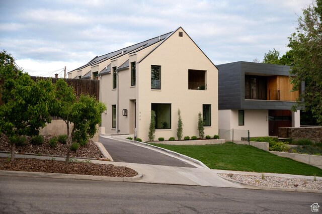520 N H St E, Salt Lake City, UT 84103 - view of front of house featuring a front yard