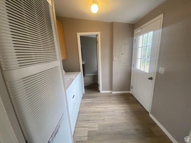 43 E 300 N, Duchesne, UT 84021 - laundry area with a heating unit, washing machine and clothes dryer, light wood-type flooring, baseboards, and cabinet space