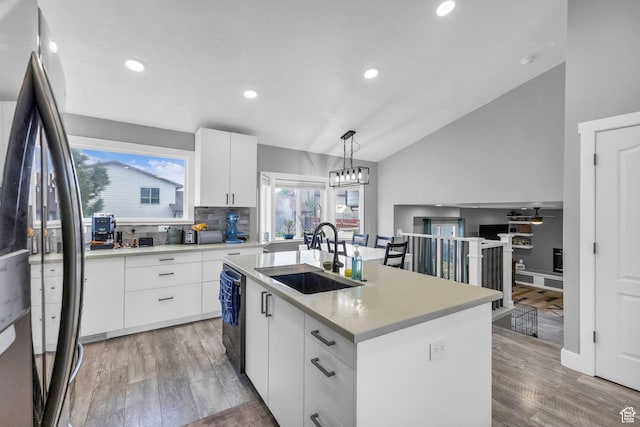 5131 W 6275 S, West Jordan, UT 84081 - kitchen featuring a sink, freestanding refrigerator, vaulted ceiling, dishwashing machine, and light countertops