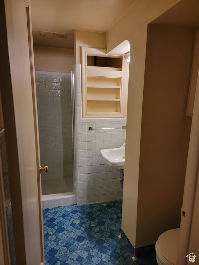 494 W 400 S, Cedar City, UT 84720 - bathroom featuring tile walls, a shower stall, and toilet