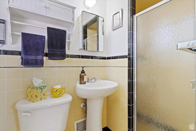 2377 S 150 E, Bountiful, UT 84010 - full bathroom featuring a shower stall, toilet, a sink, and tile walls