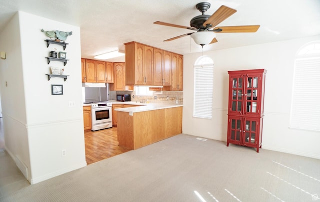 398 S 900 E, Smithfield, UT 84335 - kitchen featuring electric stove, a peninsula, a ceiling fan, light countertops, and black microwave