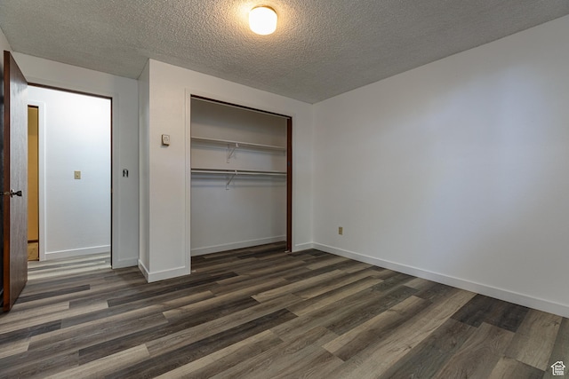 437 S 100 W, Kanab, UT 84741 - unfurnished bedroom with a textured ceiling, dark wood finished floors, a closet, and baseboards